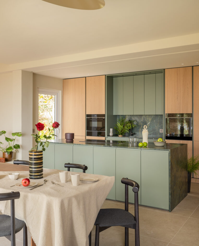 Vista de Cocina Logos y sillas MIBU Ondarreta para Tabula Studio