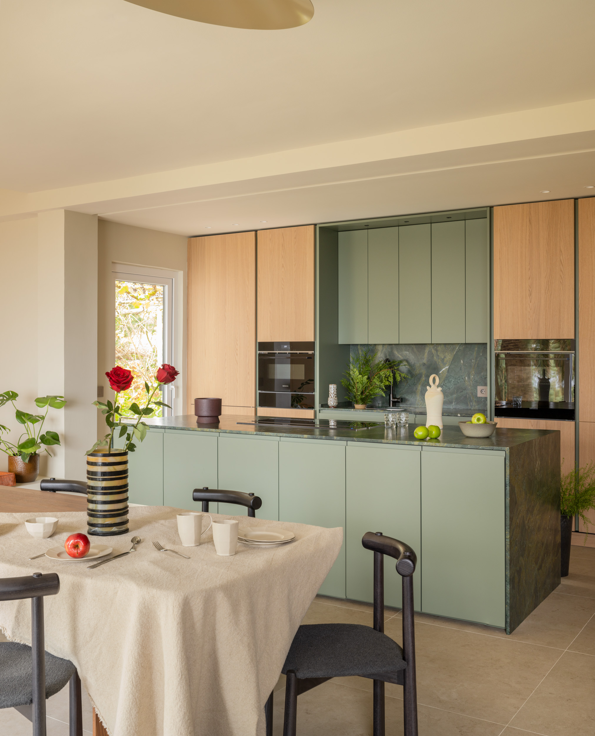 Vista de Cocina Logos y sillas MIBU Ondarreta para Tabula Studio