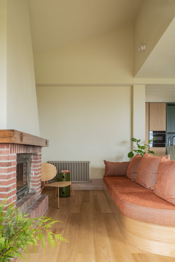 Sofá de Obra forrado en Roble Tabula Studio